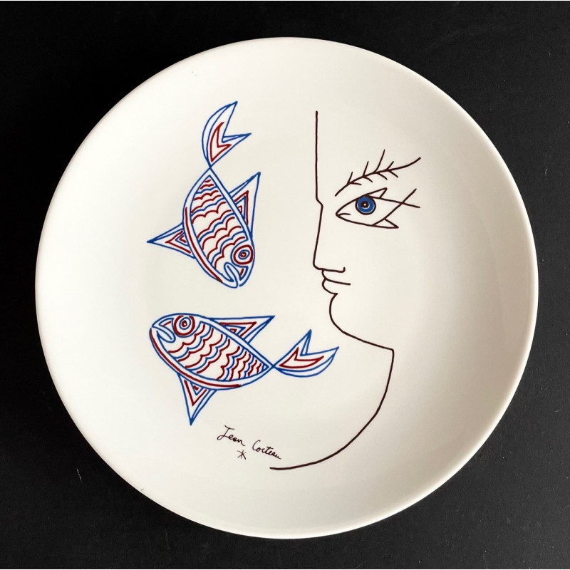 Assiette en porcelaine  “visage et poissons”  par  Jean Cocteau