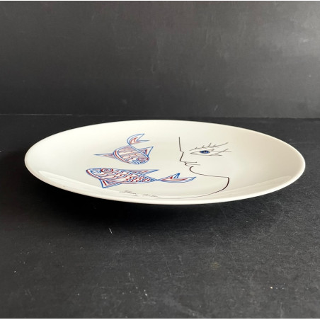Assiette en porcelaine  “visage et poissons”  par  Jean Cocteau