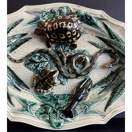Grand plat en barbotine Art Nouveau dans le goût de  Bernard Palissy