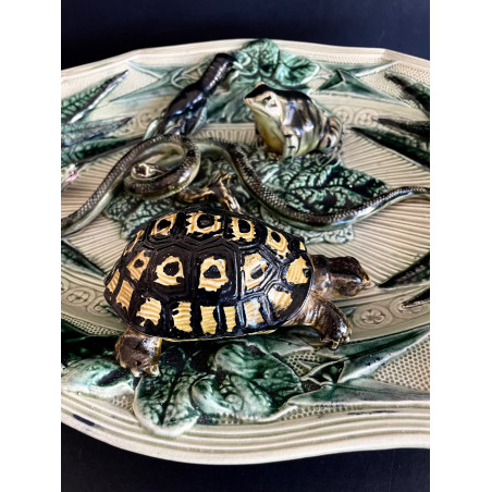 Grand plat en barbotine Art Nouveau dans le goût de  Bernard Palissy