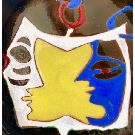 Double profil, assiette en céramique par Jean Lurçat à Sant Vicens