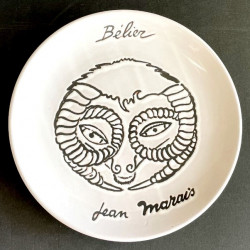 Assiette en faïence "bélier" par Jean Marais