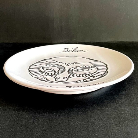 Assiette en faïence "bélier" par Jean Marais